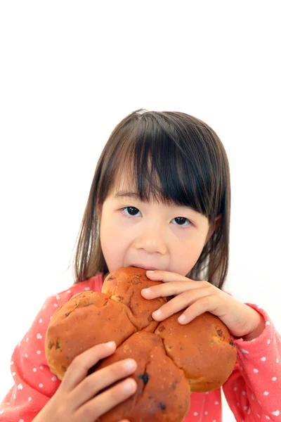 少女がパンを食べること — ストック写真