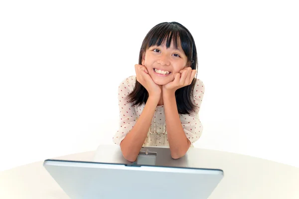 Sorrindo adolescente usando um laptop — Fotografia de Stock