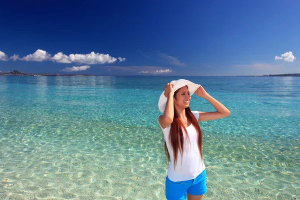 Jeune femme sur la plage profiter de la lumière du soleil — Photo