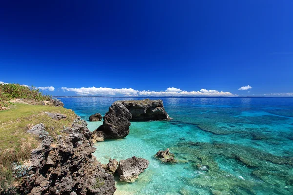 Sea of emerald green of the Okinawa. — Stock Photo, Image