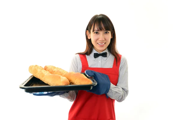 Donna con pane in mano — Foto Stock