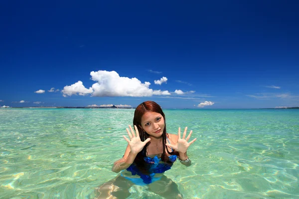 Woman swiming at the beach — Stock Photo, Image