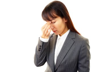 baş ağrısı olan genç bir kadın