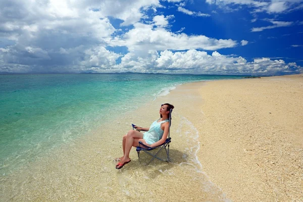 A mulher que relaxa na praia . — Fotografia de Stock