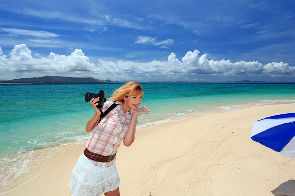 Giovane donna che fa foto con slr — Foto Stock