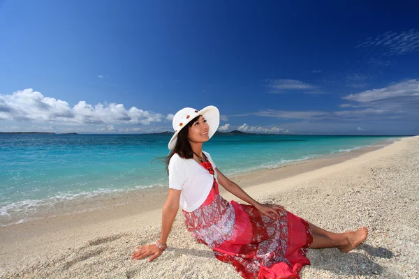 A mulher que relaxa na praia . — Fotografia de Stock