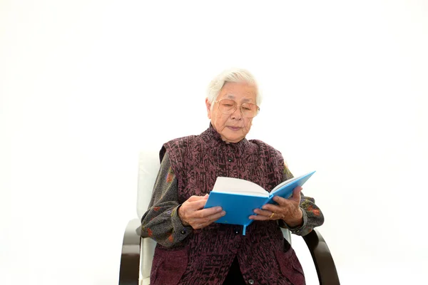 Oude vrouw haar boek lezen — Stockfoto