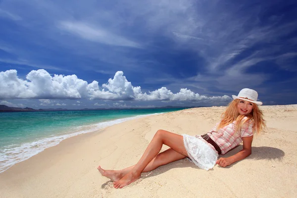 在海滩上放松的女人. — 图库照片