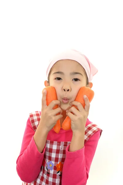 Sorrindo menina segurando legumes — Fotografia de Stock