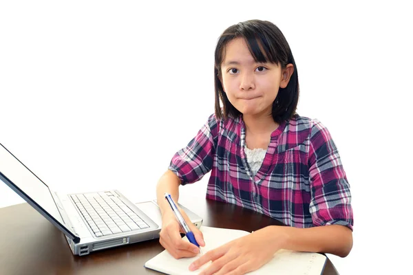 Sorridente adolescente ragazza utilizzando un computer portatile — Foto Stock