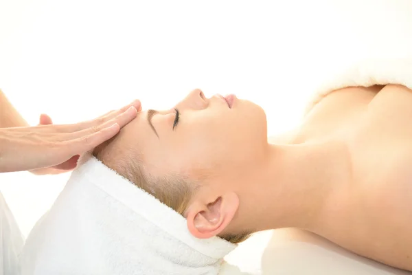 Beautiful young woman receiving facial massage — Stock Photo, Image