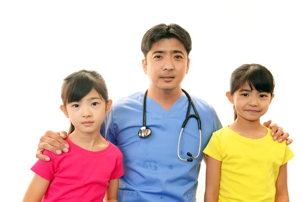 Sorrindo asiático médico e crianças — Fotografia de Stock