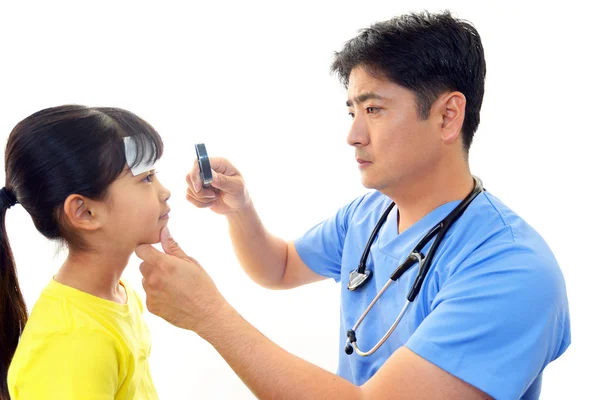 Médico examinando um paciente — Fotografia de Stock