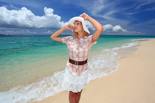 La donna che si rilassa sulla spiaggia . — Foto Stock