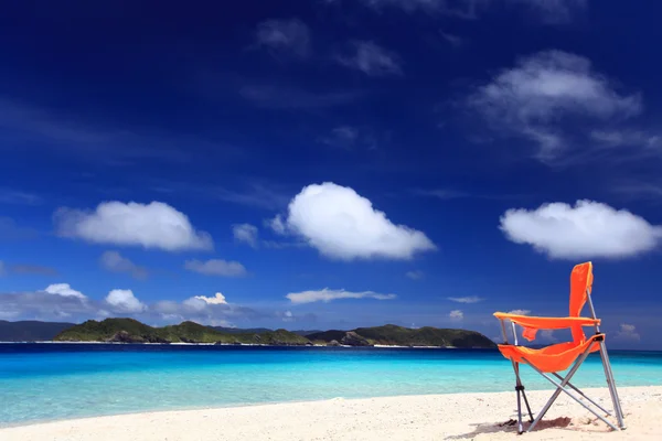 Der Strand und der Sonnenschirm im Hochsommer. — Stockfoto