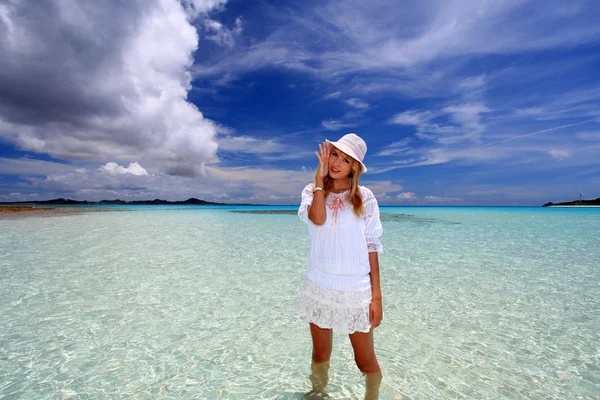 Die Frau, die sich am Strand entspannt. — Stockfoto