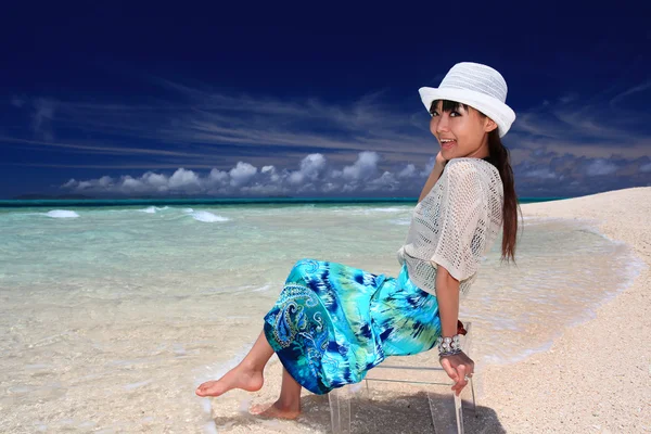Giovane donna sulla spiaggia godere della luce del sole — Foto Stock