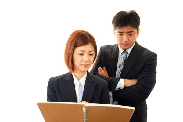 Unternehmer und Geschäftsfrau diskutieren Pläne — Stockfoto