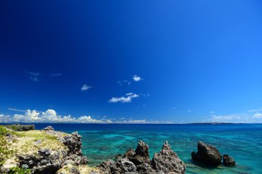 okinawa, mavi gökyüzü ve kobalt mavi deniz.