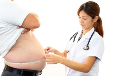 ciddi doktor hasta obezite incelenmesi