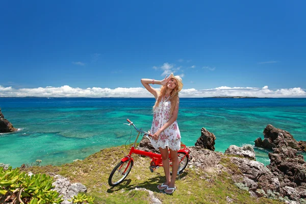 Chica montando una bicicleta en la playa —  Fotos de Stock