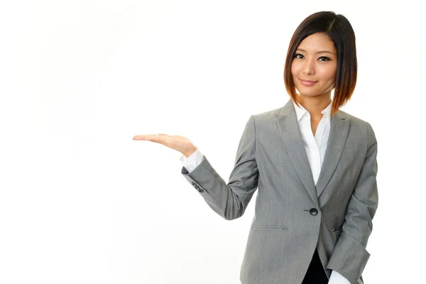 Schöne Geschäftsfrau zeigt etwas auf der Handfläche ihrer Hand — Stockfoto