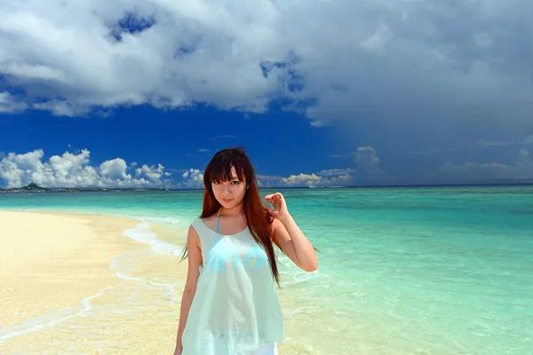 Jeune femme sur la plage profiter de la lumière du soleil — Photo