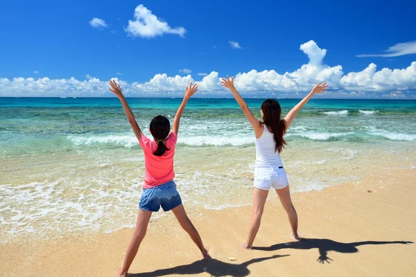 Parent et enfant pour se détendre à la plage — Photo