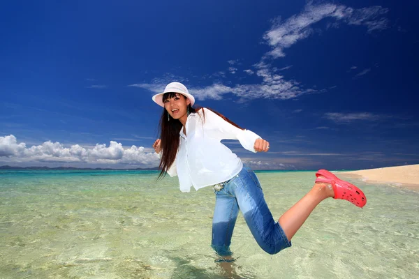 Jeune femme sur la plage profiter de la lumière du soleil — Photo