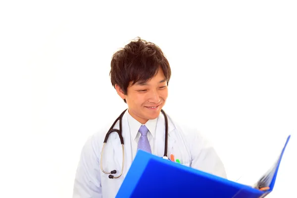 Sorrindo asiático médico — Fotografia de Stock