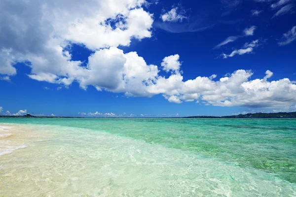 Okinawa 'nın zümrüt yeşili denizi.