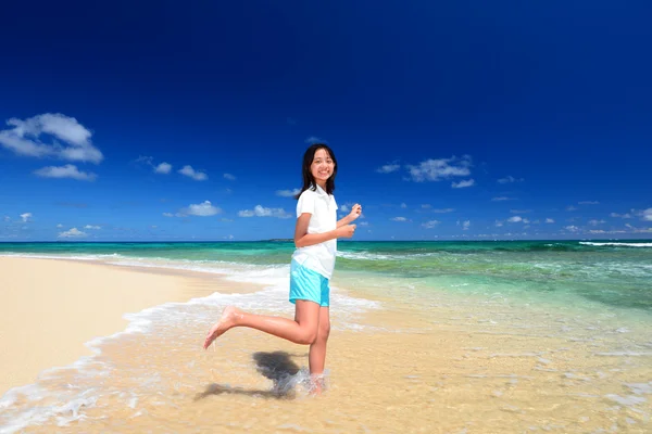 Niños corriendo en la playa —  Fotos de Stock