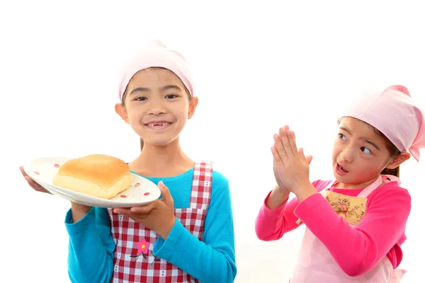 Mädchen hält ein Brot — Stockfoto