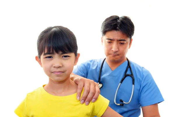 Médico examinando a un paciente — Foto de Stock