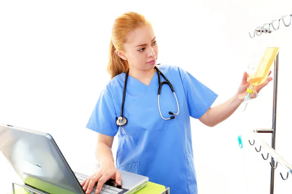 Doctor trabajando en el PC — Foto de Stock