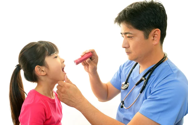 Médico examinando um paciente — Fotografia de Stock