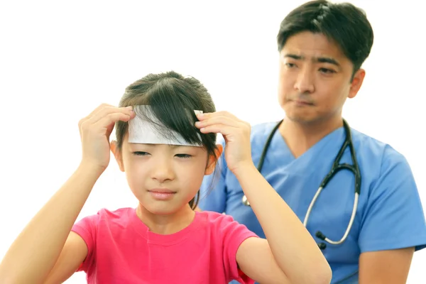 Médico examinando uma criança — Fotografia de Stock