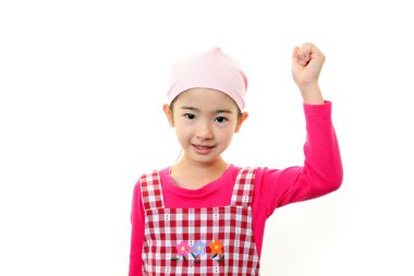 bir önlük giyen bir kız