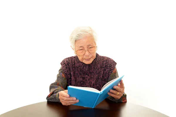 Stará žena své knížce — Stock fotografie