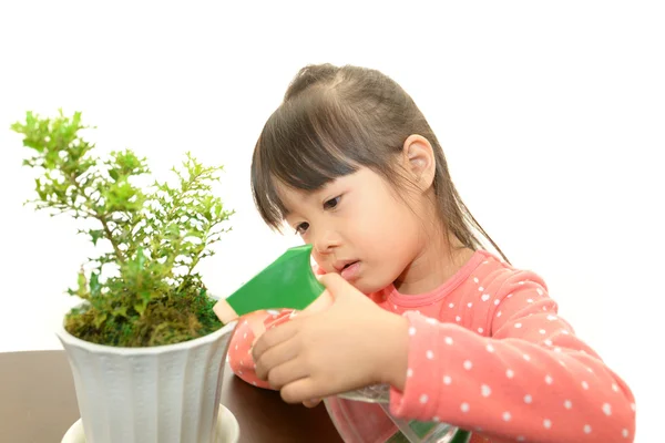 微笑与植物的亚洲女孩 — 图库照片