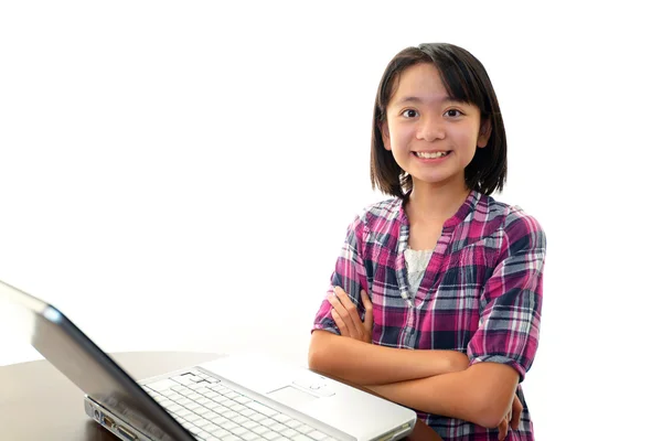 Sorrindo adolescente usando um laptop — Fotografia de Stock