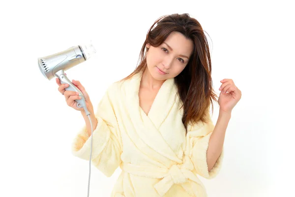 Atractiva mujer asiática cuidando de su cabello — Foto de Stock