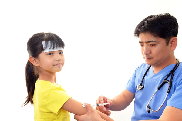 Doctor examining a child — Stock Photo, Image