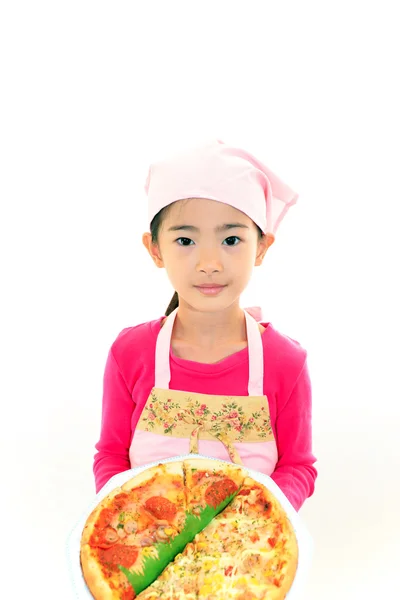 Ragazza sorridente che tiene il cibo — Foto Stock