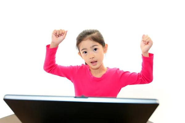 Sourire fille à l'aide d'un ordinateur portable — Photo
