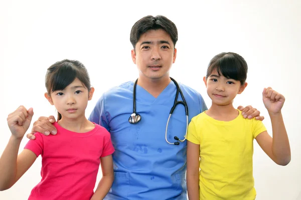 Gülümseyen Asya tıp doktoru ve çocuklar — Stok fotoğraf