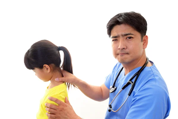 Médico examinando a un paciente —  Fotos de Stock