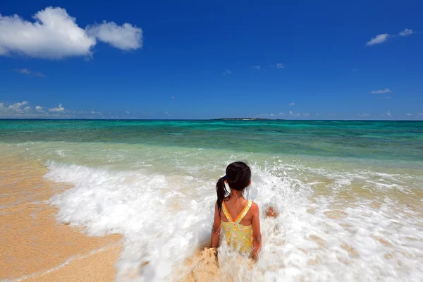 Fille jouant sur la plage — Photo