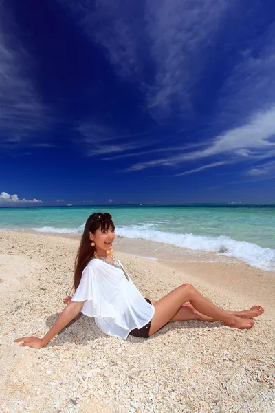 Kvinnan som kopplar av på stranden. — Stockfoto