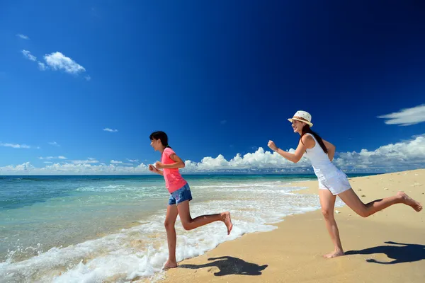 Mãe e criança brincando na praia — Fotografia de Stock